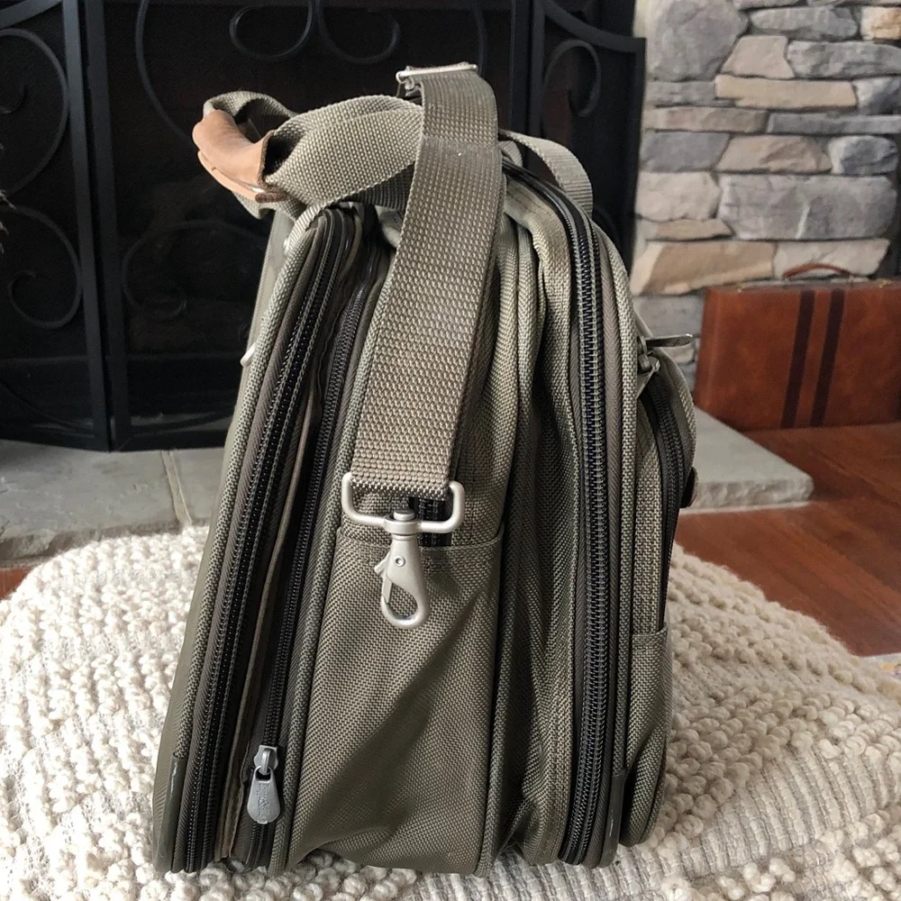 BRIGGS & RILEY Travelware Olive Green Carey On Bag Duffle Briefbag Weekender 20”